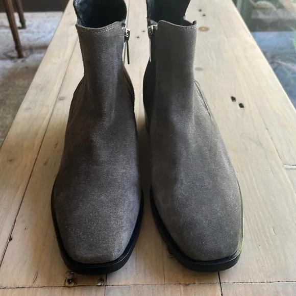 🆕 Aquatalia Oribella Graphite Suede Chelsea Weatherproof Boots Booties 8.5