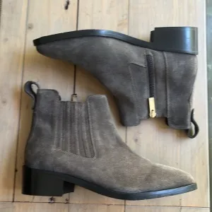 🆕 Aquatalia Oribella Graphite Suede Chelsea Weatherproof Boots Booties 8.5