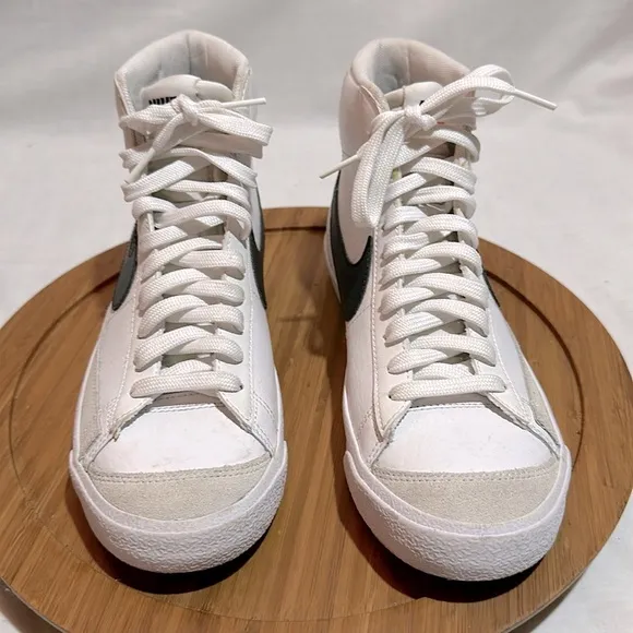 - NIKE Mid Blazer 77 GS
