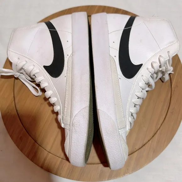- NIKE Mid Blazer 77 GS