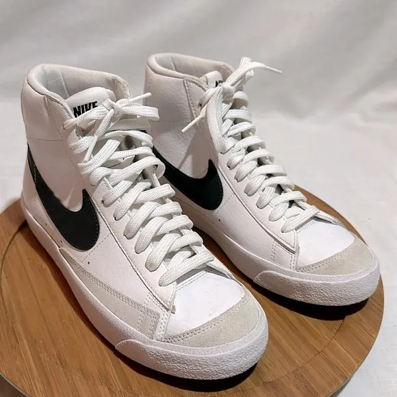 - NIKE Mid Blazer 77 GS
