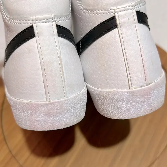 - NIKE Mid Blazer 77 GS