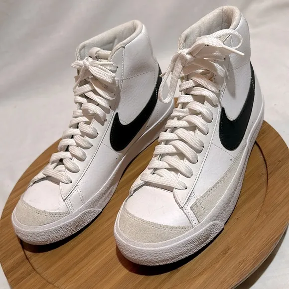 - NIKE Mid Blazer 77 GS