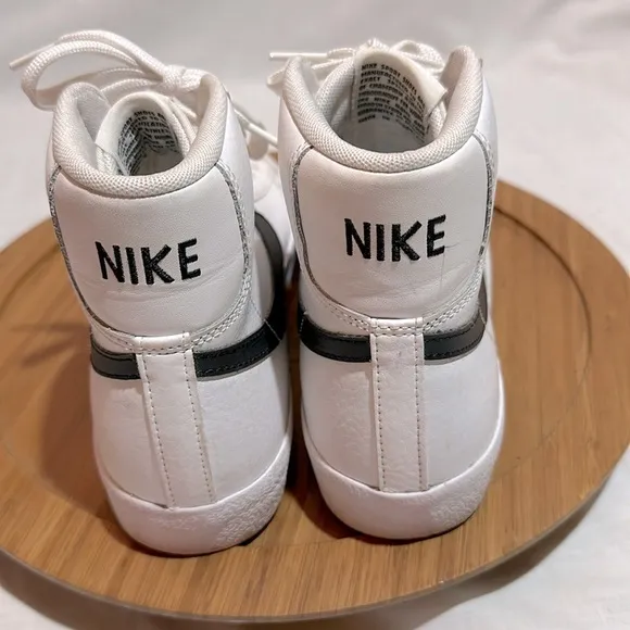 - NIKE Mid Blazer 77 GS