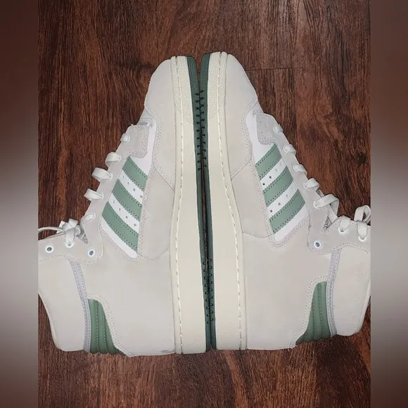 Adidas size 10 hi top sneakers vintage