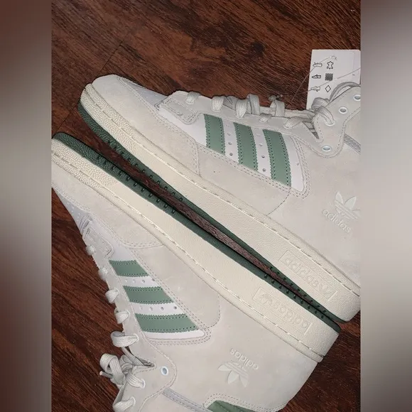 Adidas size 10 hi top sneakers vintage