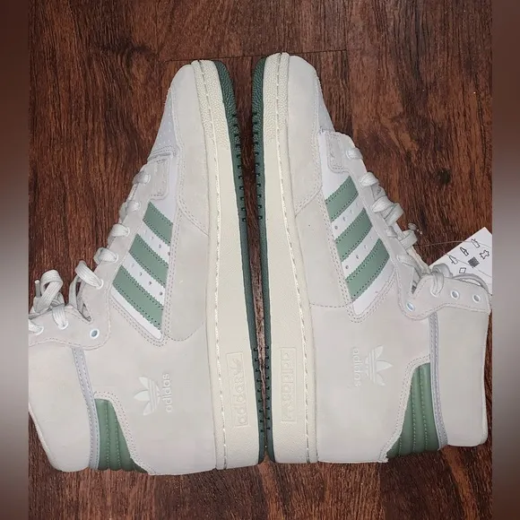 Adidas size 10 hi top sneakers vintage