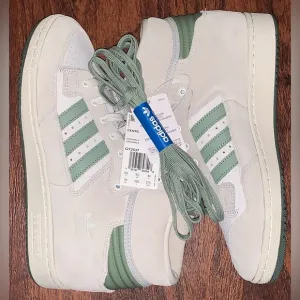 Adidas size 10 hi top sneakers vintage