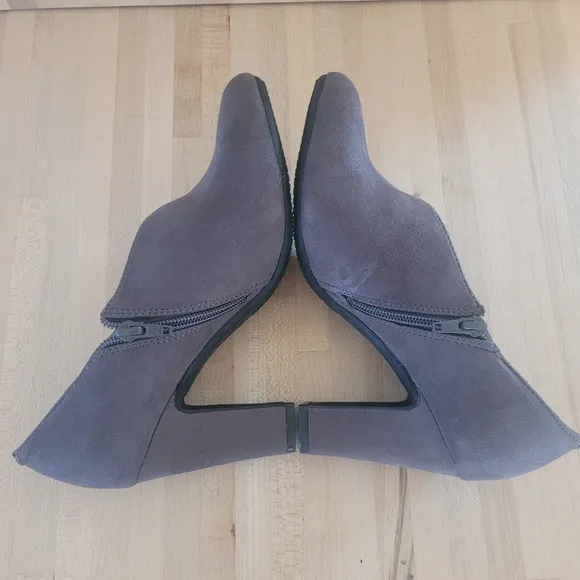 Aerosoles Dove grey 3.5&quot; Heel Ankle Boots. Size 7