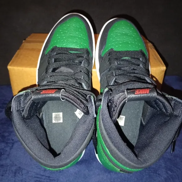 Air Jordan 1 Retro High OG Pine Green 2.0 Mens Size 10