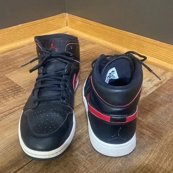 Air Jordan 1 Retro Mid Black Team Red sneakers shoes size 11.5