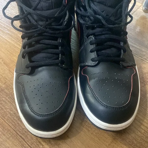 Air Jordan 1 Retro Mid Black Team Red sneakers shoes size 11.5