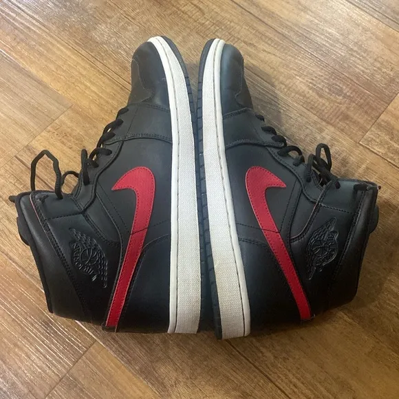 Air Jordan 1 Retro Mid Black Team Red sneakers shoes size 11.5