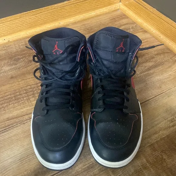 Air Jordan 1 Retro Mid Black Team Red sneakers shoes size 11.5