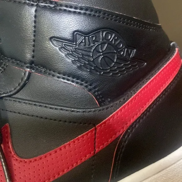 Air Jordan 1 Retro Mid Black Team Red sneakers shoes size 11.5