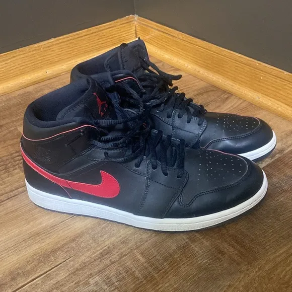 Air Jordan 1 Retro Mid Black Team Red sneakers shoes size 11.5