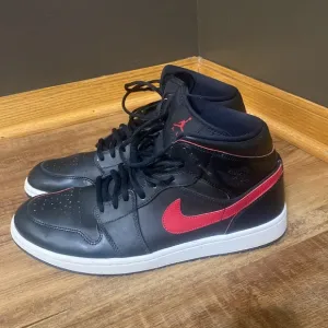 Air Jordan 1 Retro Mid Black Team Red sneakers shoes size 11.5