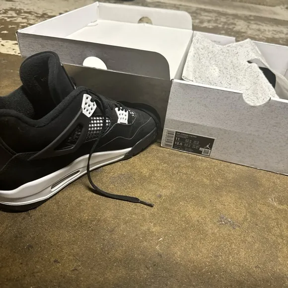 Air Jordan 4 Retro Black and White