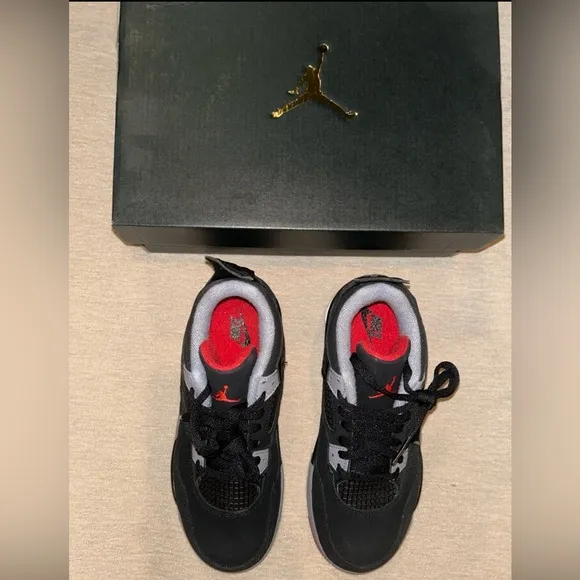 Air Jordan Breds  Retro 4 (PS) Boys size 2