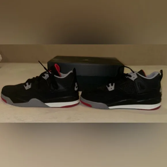 Air Jordan Breds  Retro 4 (PS) Boys size 2
