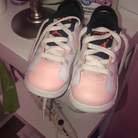 AIR JORDAN RETRO 6 LOW BASKETBALL SHOES