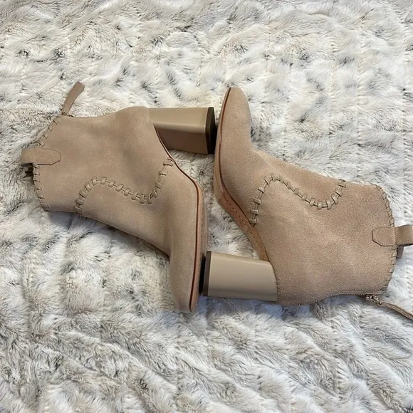 Alice   Olivia Suede Whipstitch Trim Ankle Heeled Western Boots Sz-37