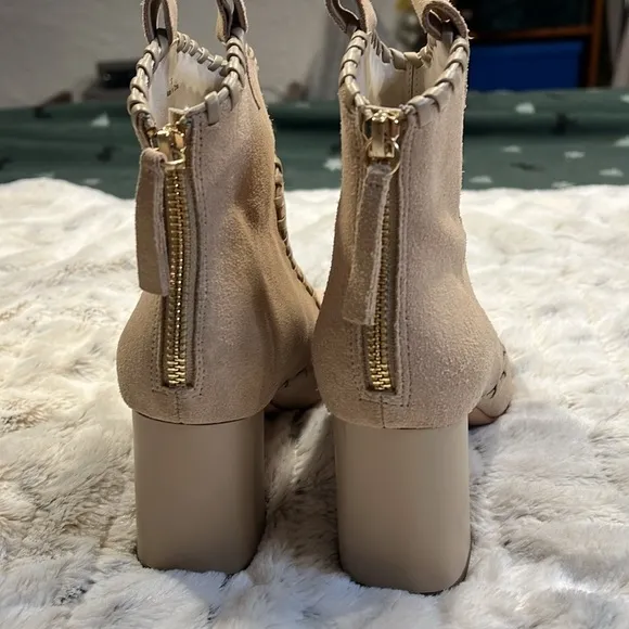 Alice   Olivia Suede Whipstitch Trim Ankle Heeled Western Boots Sz-37