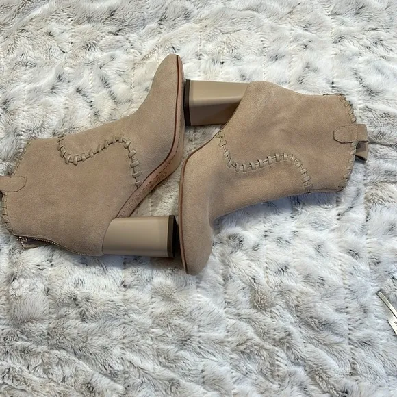 Alice   Olivia Suede Whipstitch Trim Ankle Heeled Western Boots Sz-37
