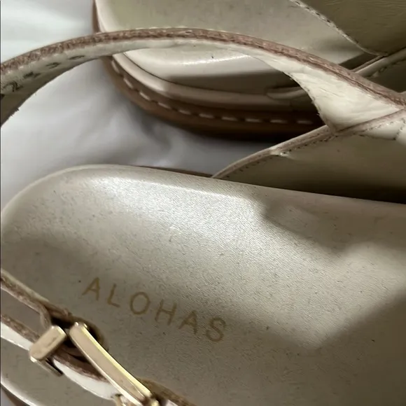 Alohas Women's Green and Cream Sandals