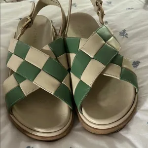 Alohas Women's Green and Cream Sandals