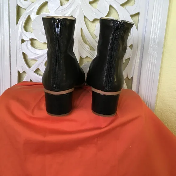 Anthropologie Black Leather Chelsea Ankle Boots Size 8.5  (39)