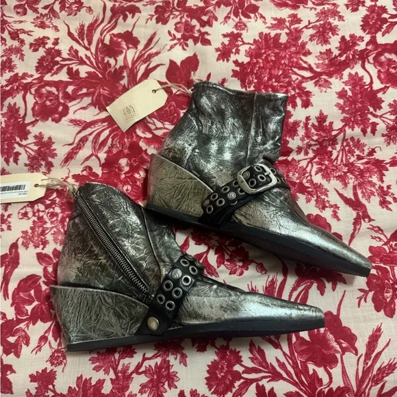 A.S. 98 Maxie  Metallic  Leather Buckle Strap Ankle Booties Sz 10 NWT
