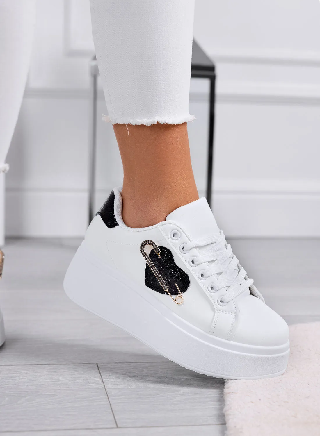 AURELIA - Sneakers platform bianche con applicazione spilla gioiello