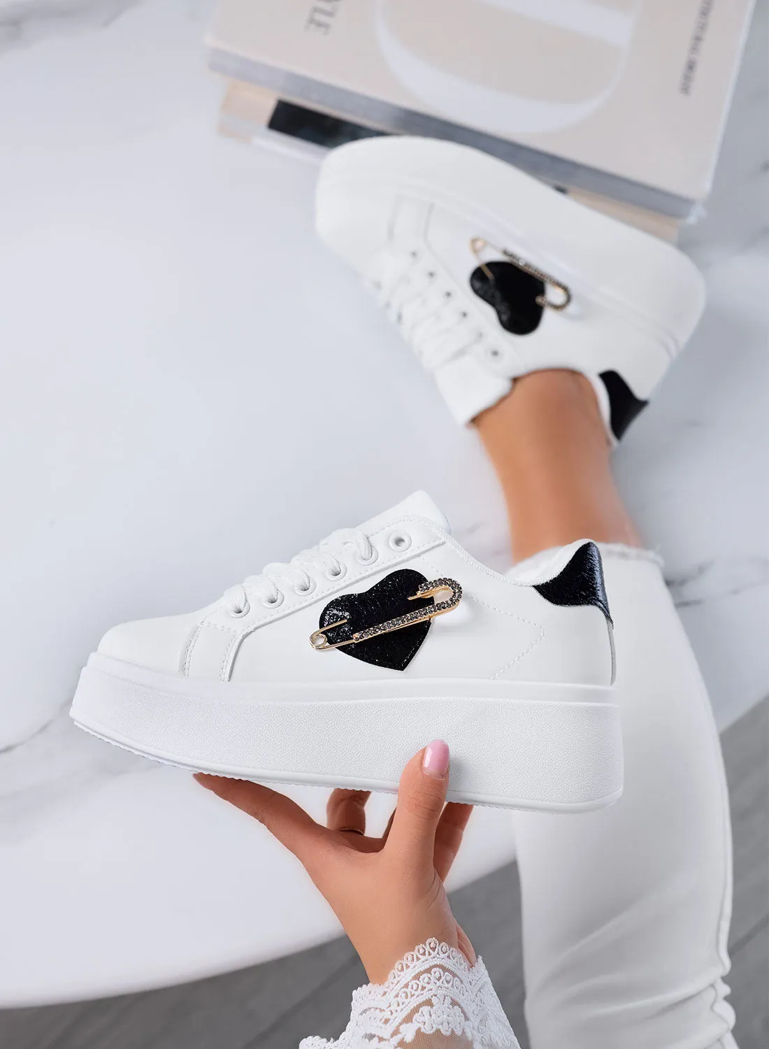 AURELIA - Sneakers platform bianche con applicazione spilla gioiello
