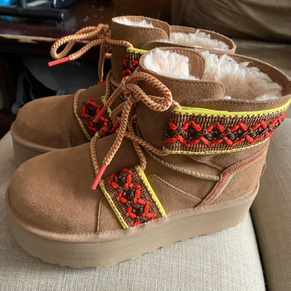 Authentic UGG Classic Mini II Braid Platform Boot Size US 7 Women Like New