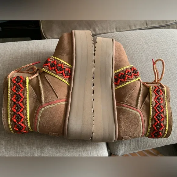 Authentic UGG Classic Mini II Braid Platform Boot Size US 7 Women Like New