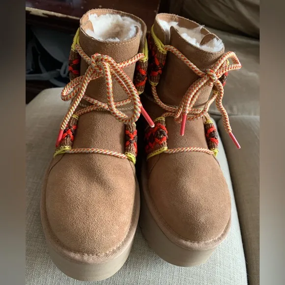 Authentic UGG Classic Mini II Braid Platform Boot Size US 7 Women Like New