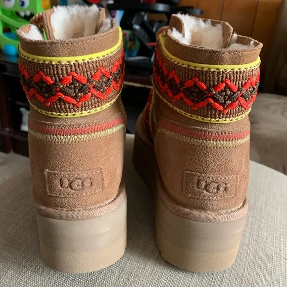 Authentic UGG Classic Mini II Braid Platform Boot Size US 7 Women Like New