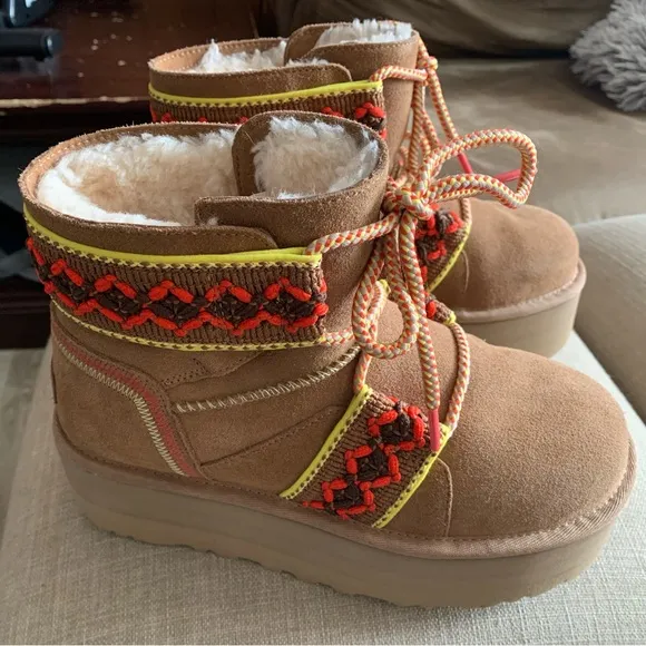 Authentic UGG Classic Mini II Braid Platform Boot Size US 7 Women Like New