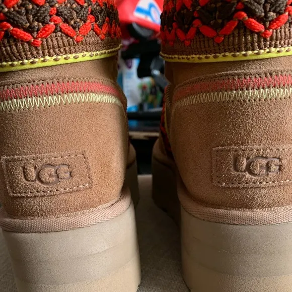 Authentic UGG Classic Mini II Braid Platform Boot Size US 7 Women Like New