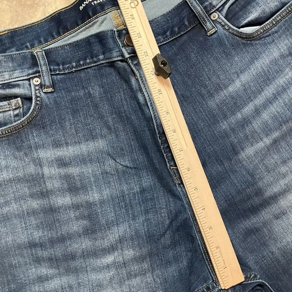 Banana Republic Traveler Jeans Mens Size 42x32 Blue Tapered Fit Leg Denim