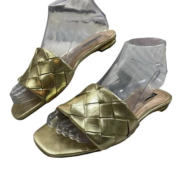 BCBG Max Azria Gold Remi Leather Woven Slide Sandals W 7.5 Preppy Beachy Coastal