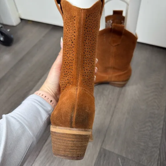 BCBGeneration Ankle Boots 7.5/37.5 Tan Brown Suede Leather Cowboy Heel Boots