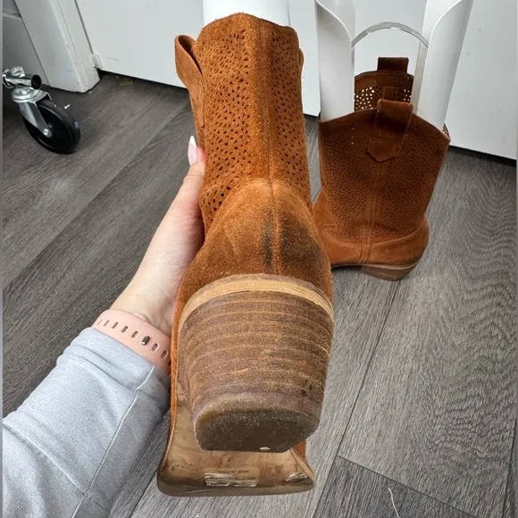 BCBGeneration Ankle Boots 7.5/37.5 Tan Brown Suede Leather Cowboy Heel Boots