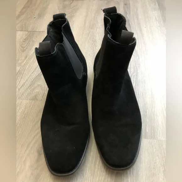 Bellfield Men’s Faux Suede Boots, Size 9.