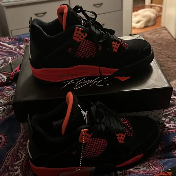 Bend new Air Jordan’s 4 retro I would keep them but I got the wrong size.