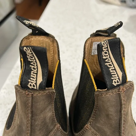 Blundstone Men's Classic Chelsea Boots in Rustic Brown/Mustard-Black - US 9