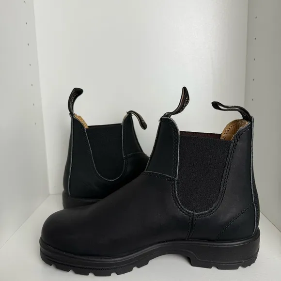 Blundstone NWOT -Black Leather Chelsea Boots - Women's Size 6.5