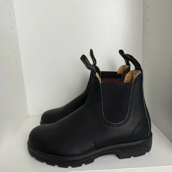 Blundstone NWOT -Black Leather Chelsea Boots - Women's Size 6.5