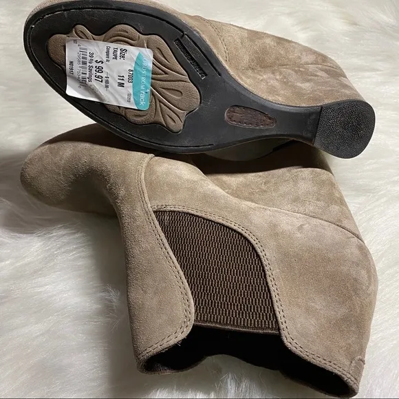 Born Crown‎ Suede Wedge Heel Ankle Boots